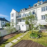 Spacious With Terrace & Parking *