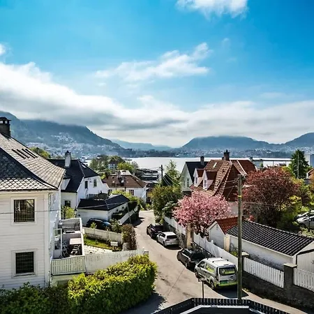 Spacious With Terrace & Parking *