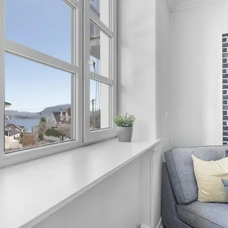 Spacious With Terrace & Parking Bergen