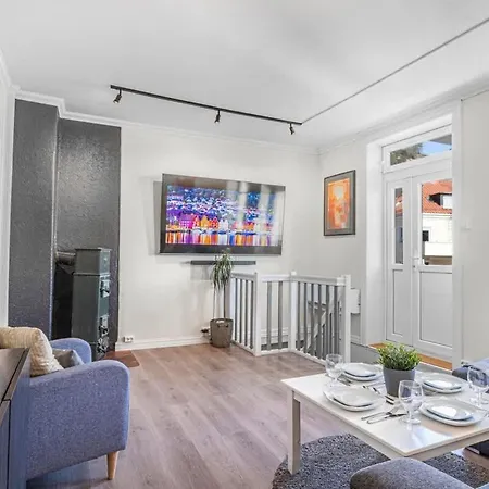 Leilighet Spacious With Terrace & Parking