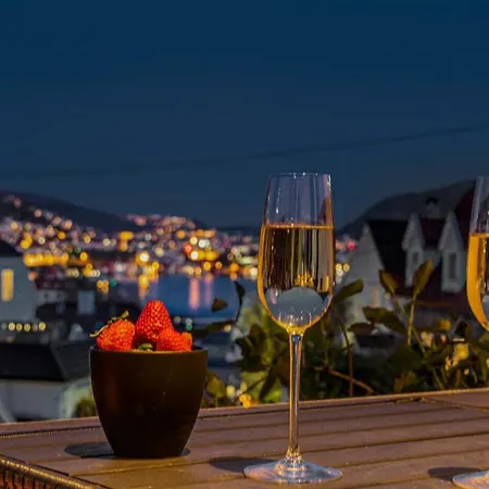 Leilighet Spacious With Terrace & Parking