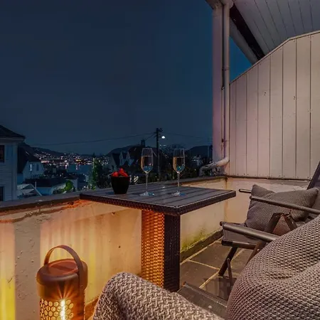 Spacious With Terrace & Parking Bergen