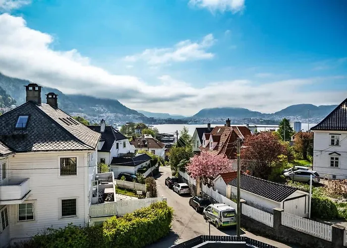 Spacious With Terrace & Parking *