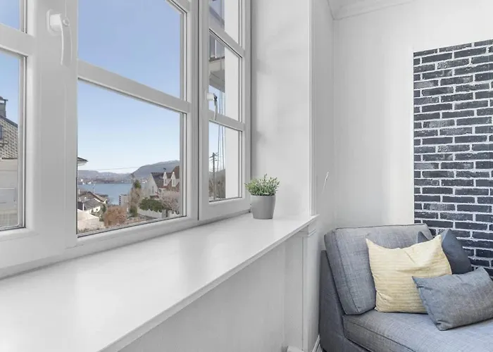 Spacious With Terrace & Parking Bergen