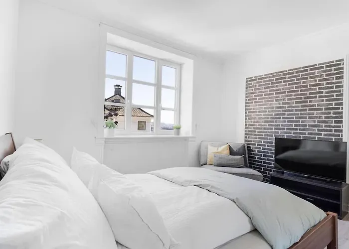 Leilighet Spacious With Terrace & Parking