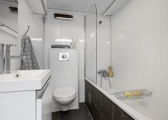 Spacious With Terrace & Parking Bergen