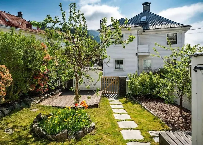 Spacious With Terrace & Parking Leilighet *