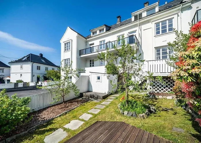 Spacious With Terrace & Parking *